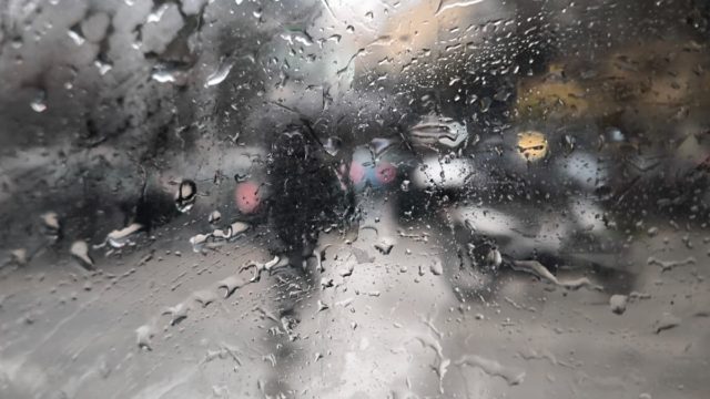 Η βροχή αναστατώνει την Αττική: Ποτάμια οι δρόμοι, κλειστή η Πειραιώς!