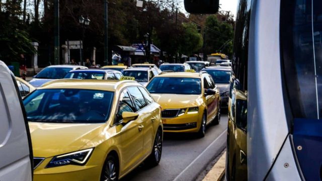 «Χειρόφρενο» στα ταξί της Αθήνας στις 19/2 – Ζητούν να κάνουν χρήση της λεωφορειολωρίδας
