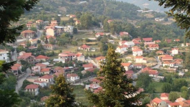 Το χωριό που δε μοιάζει με κανένα άλλο στην Ελλάδα: «Φωλιασμένο» σε δάση – 8 στους 10 είναι πολύτεκνοι