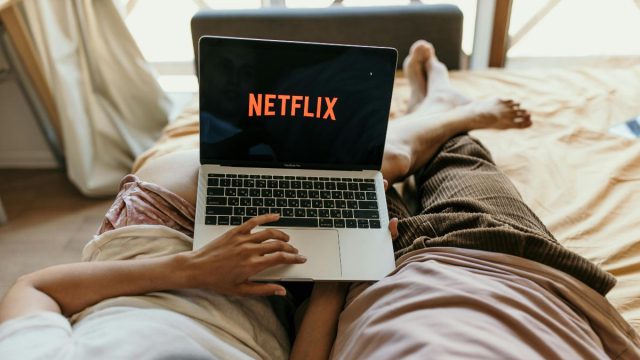 5 ρομαντικές ταινίες στο Netflix που θα σας «κλέψουν» την καρδιά