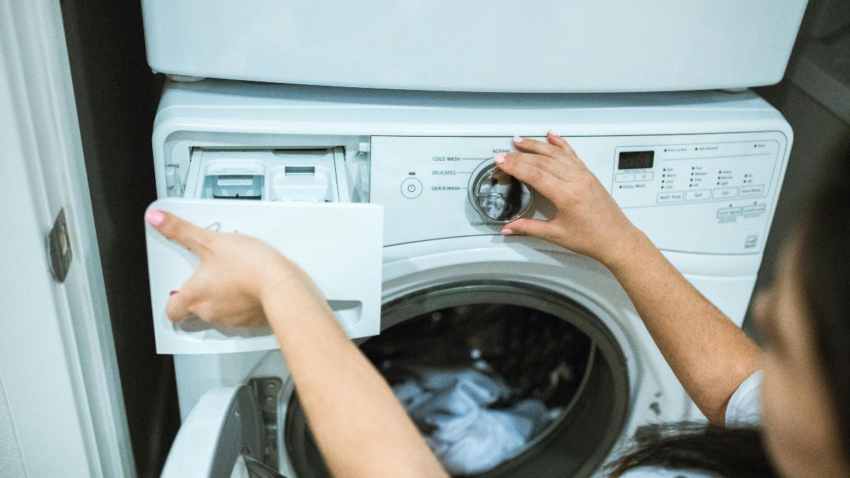 6 κόλπα για να έχετε πάντα καθαρό το πλυντήριο ρούχων