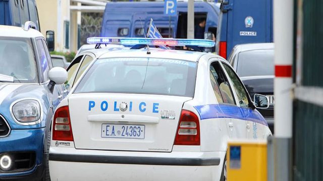 Ηράκλειο: Γυναίκες έκλεψαν τον σταυρό άνδρα που είχε σταματήσει σε φανάρι! Αναζητούνται από τις Αρχές