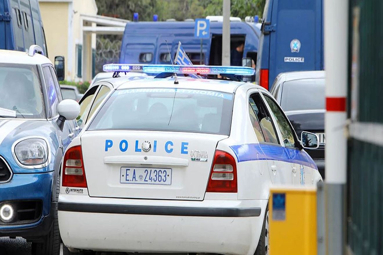 Ηράκλειο: Γυναίκες έκλεψαν τον σταυρό άνδρα που είχε σταματήσει σε φανάρι! Αναζητούνται από τις Αρχές