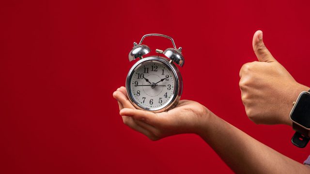 Αλλαγή ώρας 2025: Πότε γυρνάμε τους δείκτες στα ρολόγια μας;