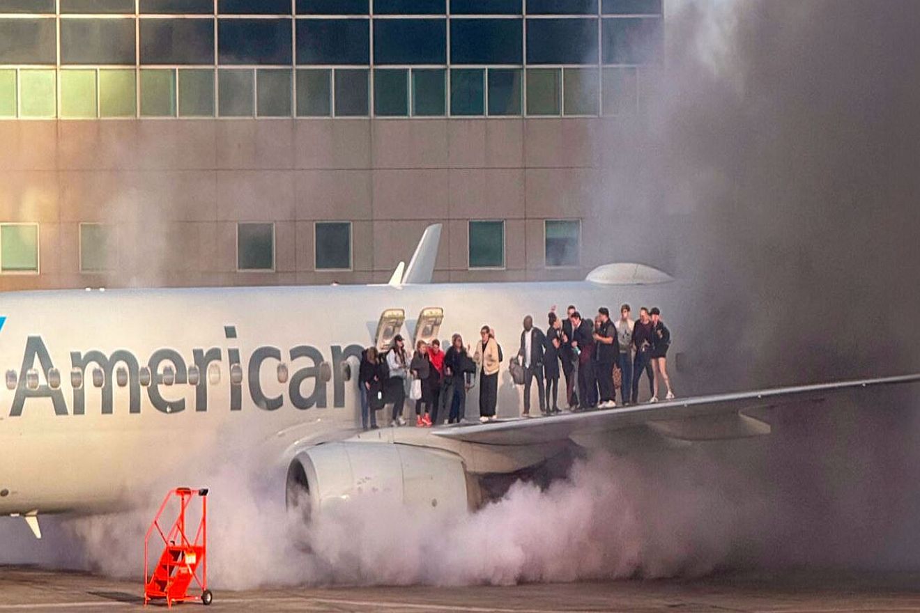 Βίντεο σοκ: Η στιγμή που το Boeing της American Airlines παίρνει φωτιά μετά την προσγείωση – Από το φτερό βγήκαν οι επιβάτες