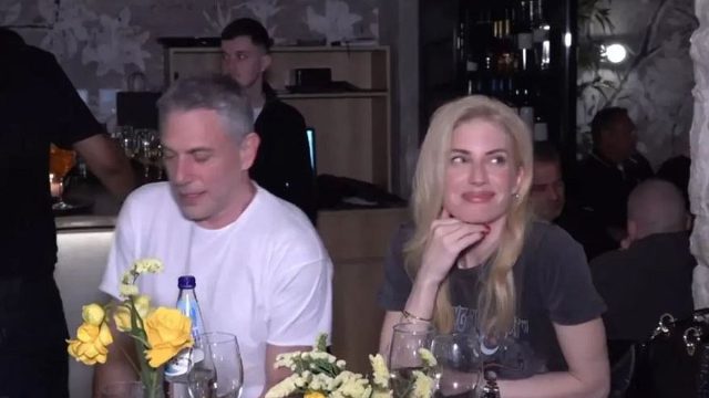 Τρισευτυχισμένη η Ευαγγελία Αραβανή: Σπάνια δημόσια εμφάνιση με τον σύντροφό της, Σπύρο Λάζαρη