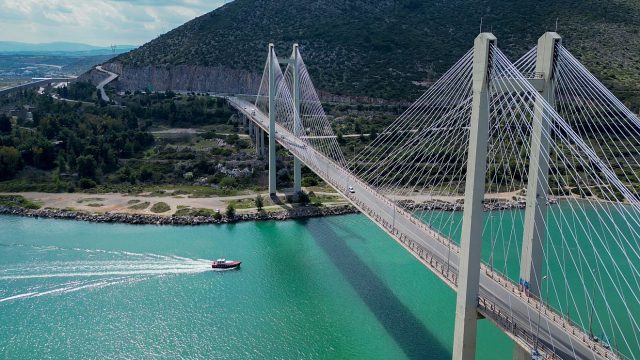 Θρίλερ στο δρόμο Χαλκίδας – Σχηματαρίου: Βρέθηκε νεκρός άνδρας με το ένα πόδι έξω από την πόρτα του αυτοκινήτου
