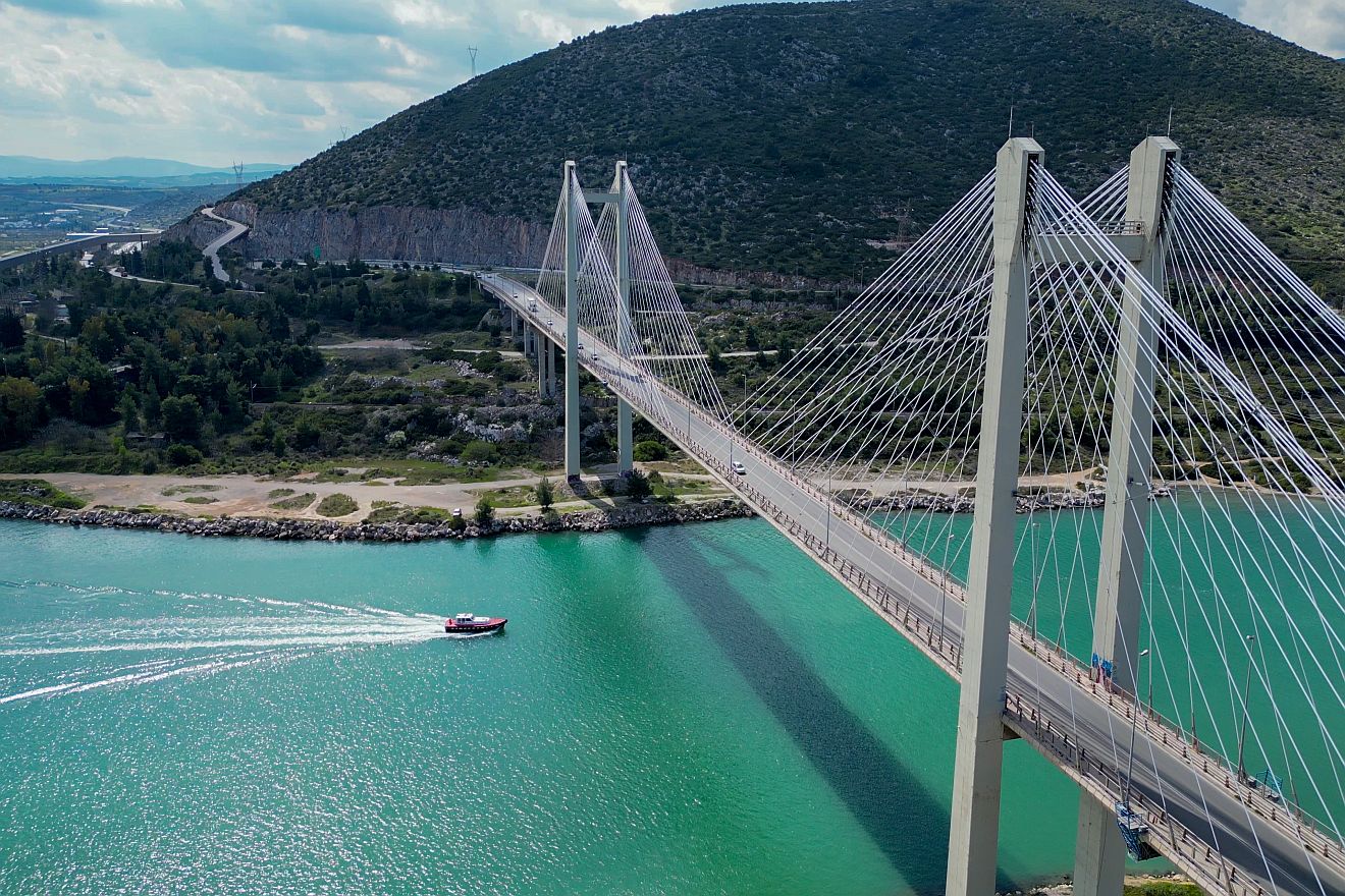 Θρίλερ στο δρόμο Χαλκίδας – Σχηματαρίου: Βρέθηκε νεκρός άνδρας με το ένα πόδι έξω από την πόρτα του αυτοκινήτου
