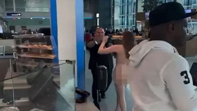 Απίστευτο σκηνικό σε αεροδρόμιο: Γυναίκα πέταξε τα ρούχα της, έμεινε όπως την γέννησε η μάνα της και δάγκωσε δύο άνδρες! (video)