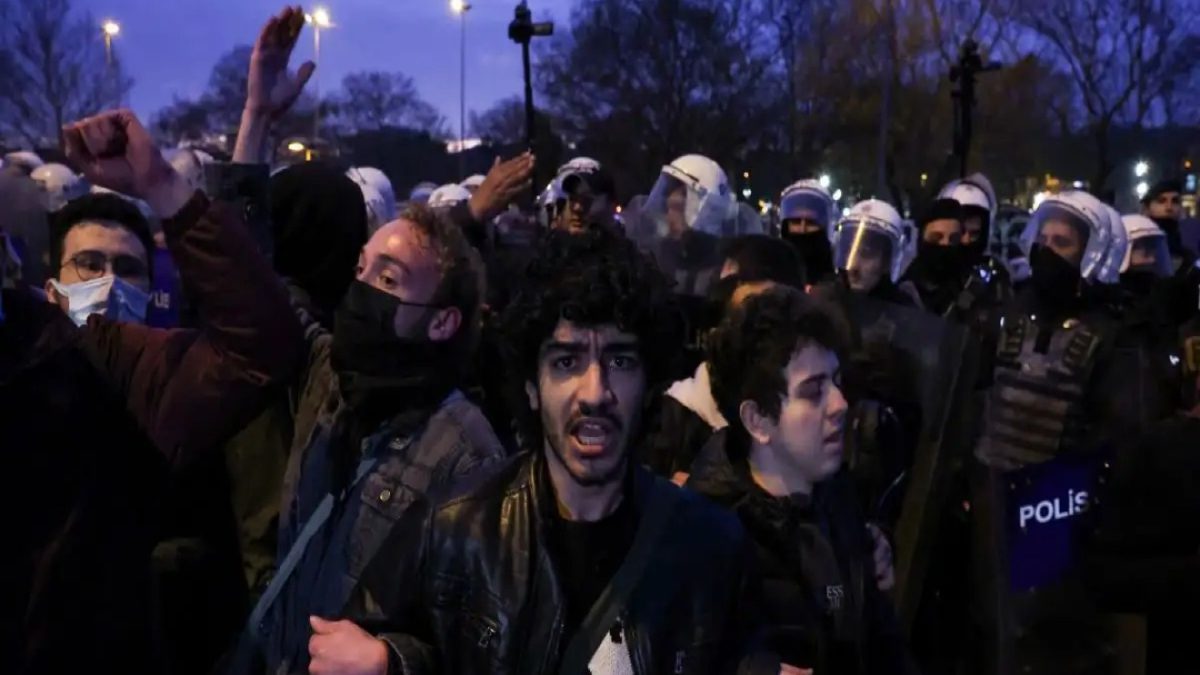 Ένταση στην Τουρκία μετά τη σύλληψη Ιμάμογλου – Επεισόδια στην Κωνσταντινούπολη
