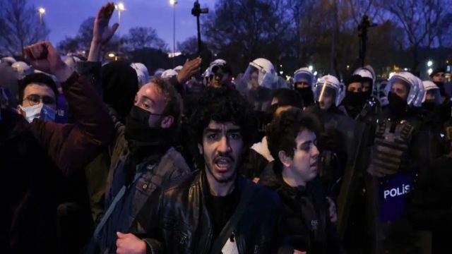 Ένταση στην Τουρκία μετά τη σύλληψη Ιμάμογλου – Επεισόδια στην Κωνσταντινούπολη