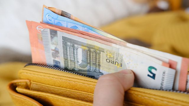 Επίδομα σε χιλιάδες δημοτικούς υπαλλήλους: Εξελίξεις και με τα αναδρομικά