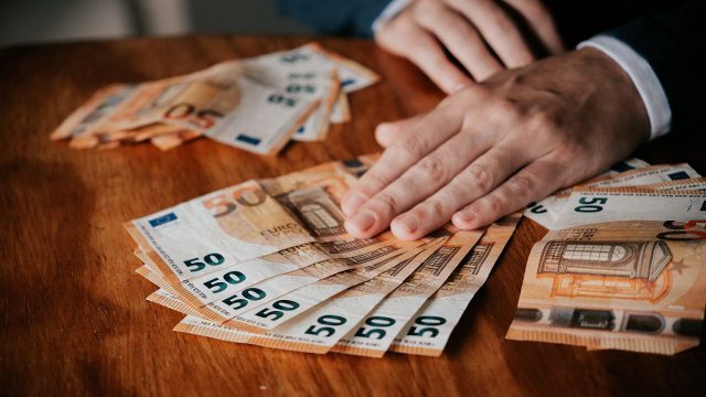Κατώτατος μισθός στα 880 ευρώ: Ποια είναι τα 18 επιδόματα που θα αυξηθούν;