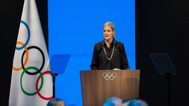 Εξελέγη η πρώτη γυναίκα πρόεδρος της ΔΟΕ – Ποια είναι η 41χρονη Κίρστι Κόβεντρι