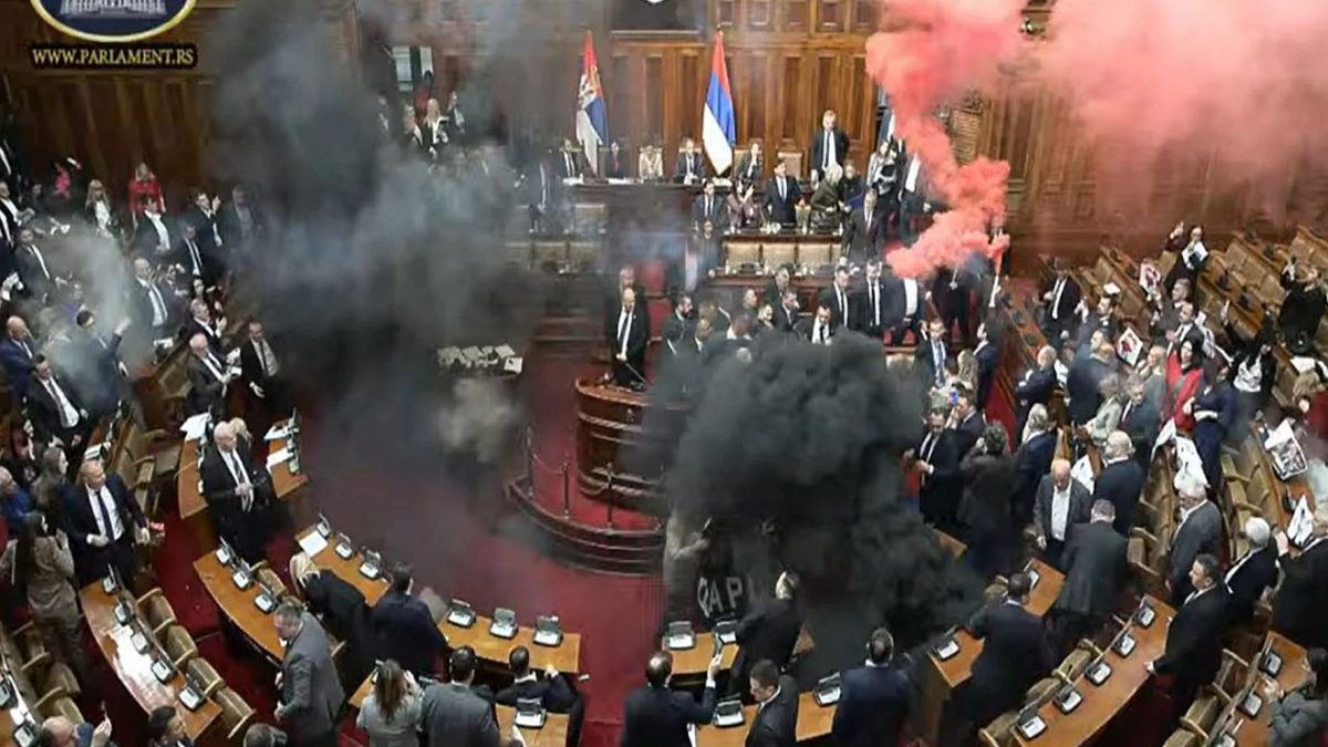 Κόλαση στο κοινοβούλιο της Σερβίας: Βουλευτές της αντιπολίτευσης πέταξαν καπνογόνα (video)