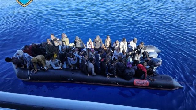 Διάσωση 50 μεταναστών νότια της Κρήτης: Συνελήφθη 38χρονος Σουδανός για την παράνομη διακίνησή τους (pics)