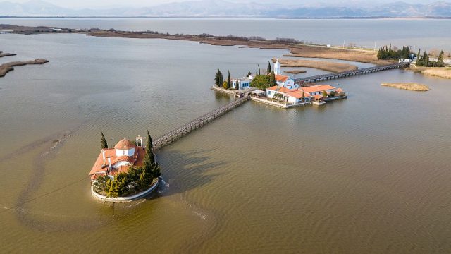 Εικόνα όνειρο: Το ομορφότερο μοναστήρι της Ελλάδος – Βρίσκεται πάνω σε νησάκι και πας μέσω… γέφυρας (video)