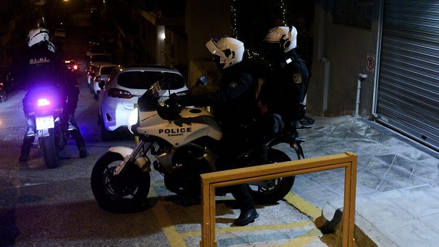 Ζευγάρι βρέθηκε νεκρό στη μέση του δρόμου στου Ζωγράφου – Έπεσαν και οι δύο από το μπαλκόνι πολυκατοικίας
