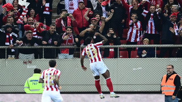 Super League: Γκέλαραν όλοι πλην του Ολυμπιακού και τον έστεψαν (σχεδόν) πρωταθλητή στα 100α του γενέθλια!