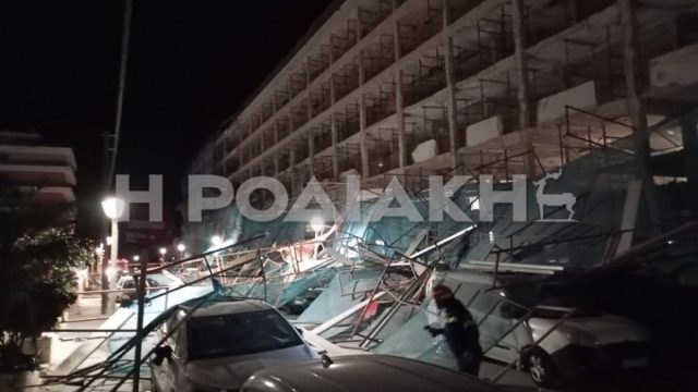 Ρόδος: Κατέρρεσε σκαλωσιά σε ξενοδοχείο και κατέστρεψε πάνω από 20 αυτοκίνητα! (photos)