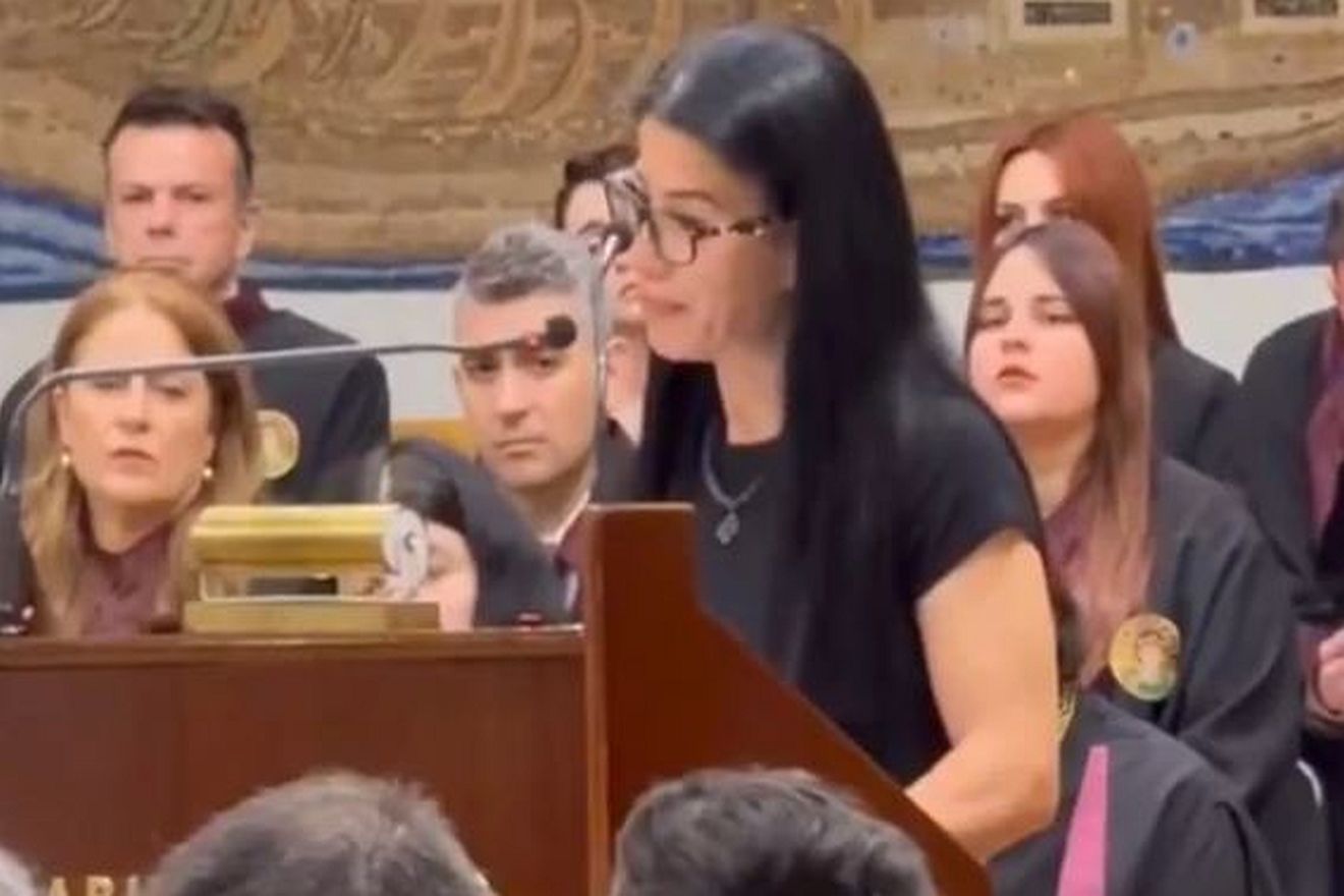 «Την αποκαλούσα φασαρία, τώρα με πνίγει η ησυχία»: Σπαράζει καρδιές η μητέρα της 23χρονης Κέλλυς που σκοτώθηκε στα Τέμπη – Παρέλαβε το πτυχίο της