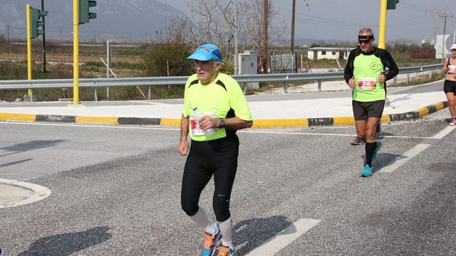 Τρομερός ο 90χρονος Γιώργος Θεμελής τερμάτισε στον ημιμαραθώνιο Καλαμπάκα-Τρίκαλα