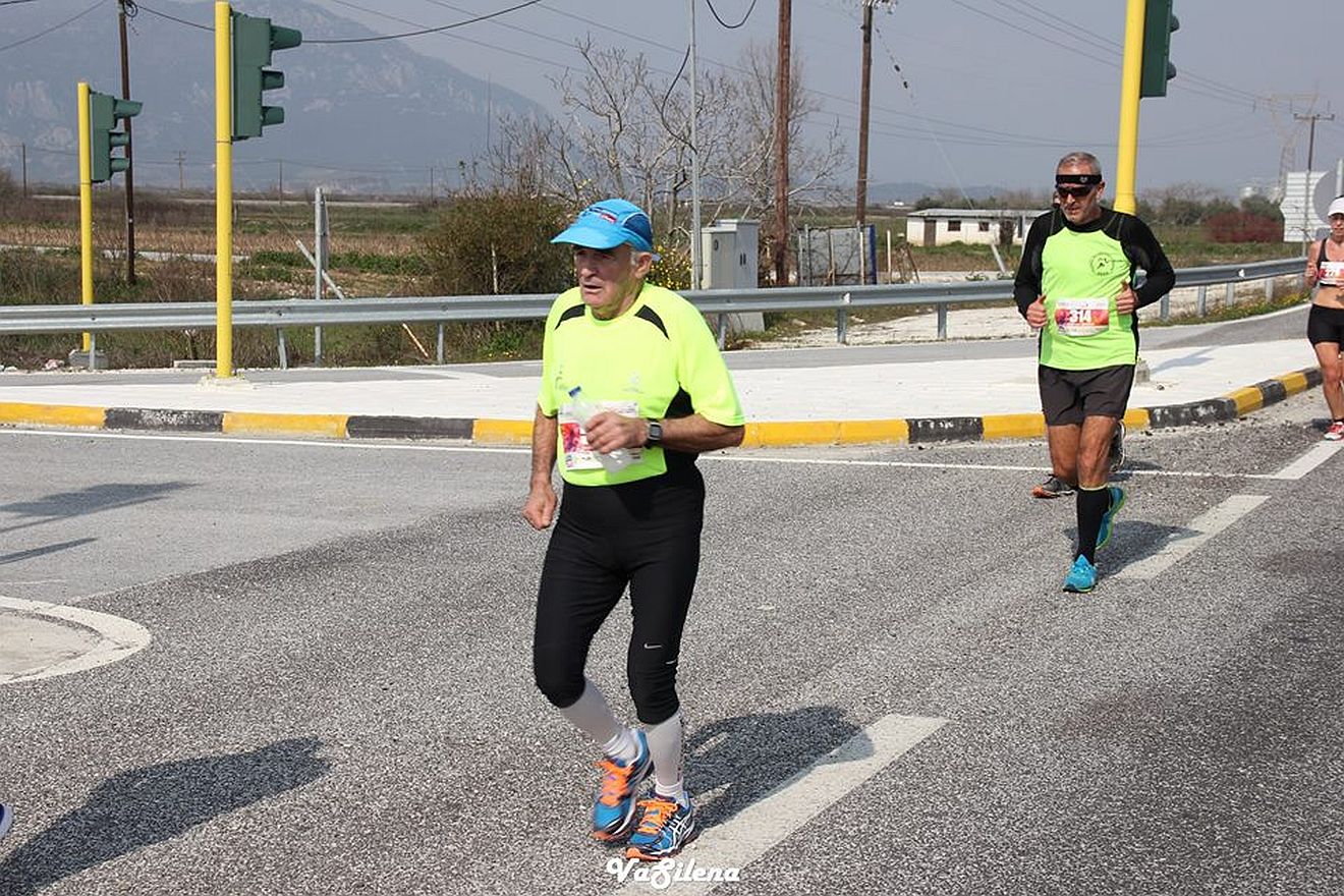 Τρομερός ο 90χρονος Γιώργος Θεμελής τερμάτισε στον ημιμαραθώνιο Καλαμπάκα-Τρίκαλα