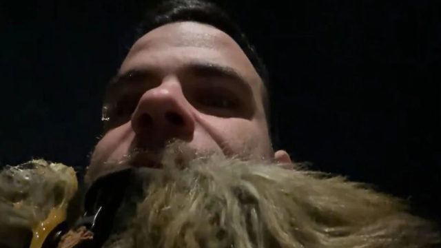Πέταξαν αυγά σε γνωστό Youtuber στο κέντρο της Θεσσαλονίκης (video)