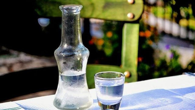 Τρίκαλα: Μεράκλωσαν μέρα μεσημέρι σε τσιπουράδικο και συνελήφθη ο ιδιοκτήτης του
