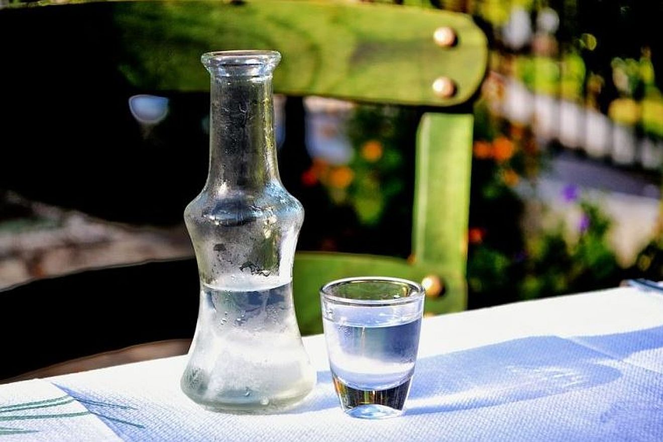 Τρίκαλα: Μεράκλωσαν μέρα μεσημέρι σε τσιπουράδικο και συνελήφθη ο ιδιοκτήτης του