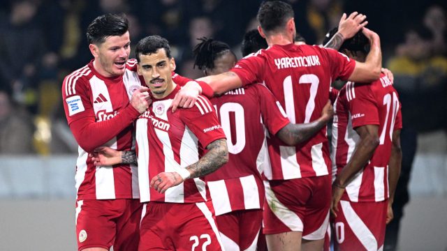 Super League: ΑΕΚ – Ολυμπιακός 0-1: Διπλό τίτλου για τους Πειραιώτες με Τσικίνιο στο 90′