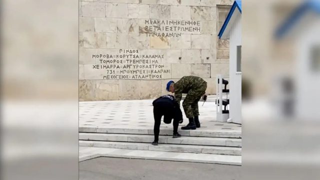 Υπάλληλος της Βουλής επιχείρησε να βανδαλίσει το Μνημείο του Άγνωστου Στρατιώτη