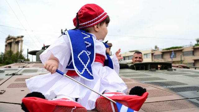 Ανατριχίλα στη στρατιωτική παρέλαση της 25ης Μαρτίου: Μαχητικά και ελικόπτερα «έκλεψαν» τις εντυπώσεις (photos/video)