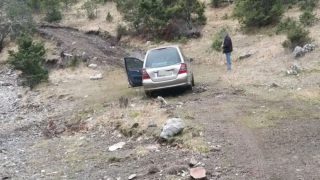 Αδιανόητο: Νεκροφόρα πήρε λάθος δρόμο λόγω GPS και… εγκλωβίστηκε στις λάσπες