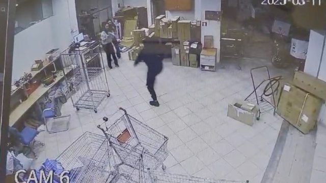 Τρόμος στο Αγρίνιο: Καρέ καρέ η κλοπή σε εταιρεία courier! (video)