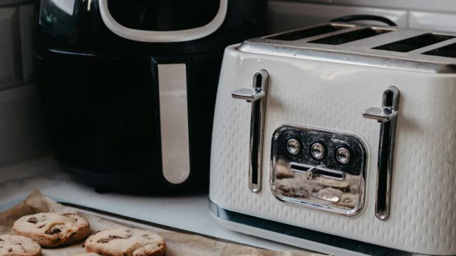 Το απόλυτο hack για να καθαρίσεις τον κάδο του air fryer
