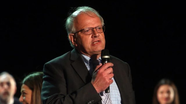 Σοβαρό ατύχημα για τον Άκη Τσελέντη στην προσπάθεια να σώσει έναν γλάρο – Με κατάγματα σε χέρι και πλευρά