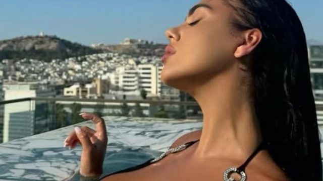 Αλβανίδα παρουσιάστρια σε σέξι πόζα με θέα την Ακρόπολη (ΦΩΤΟ)