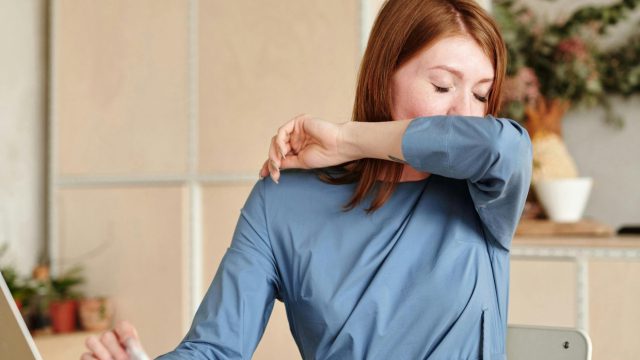 Αλλεργίες από τη μούχλα στο σπίτι: Τα σιωπηλά σημάδια που πρέπει να σας ανησυχήσουν