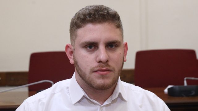 Τέμπη – Ανδρέας Αλικανιώτης: «Η τούρτα ήταν έκπληξη της μητέρας μου, χάλασε το 1/5 του μισθού της»