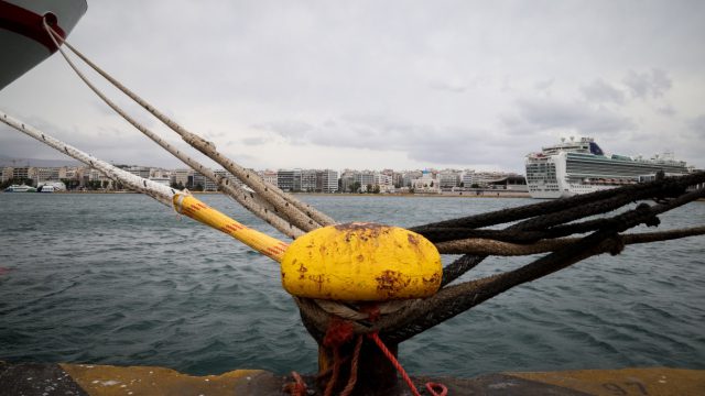 Δεμένα τα πλοία σε Πειραιά, Ραφήνα και Λαύριο – Άνεμοι 9 μποφόρ στο Αιγαίο