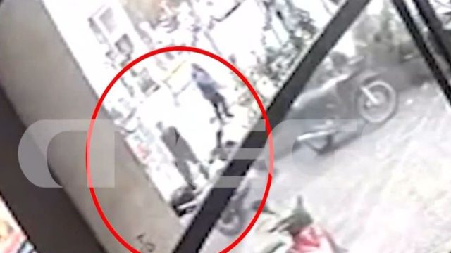 Ομόνοια: Βίντεο ντοκουμέντο δείχνει τη μεταφορά του νεκρού άστεγου από το εστιατόριο