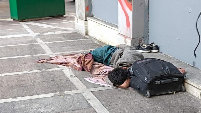 Μυστήριο γύρω από τον θάνατο αστέγου σε εστιατόριο στην Αθήνα: Εργαζόμενοι τον μετέφεραν εκτός για να παραπλανήσουν τις Αρχές