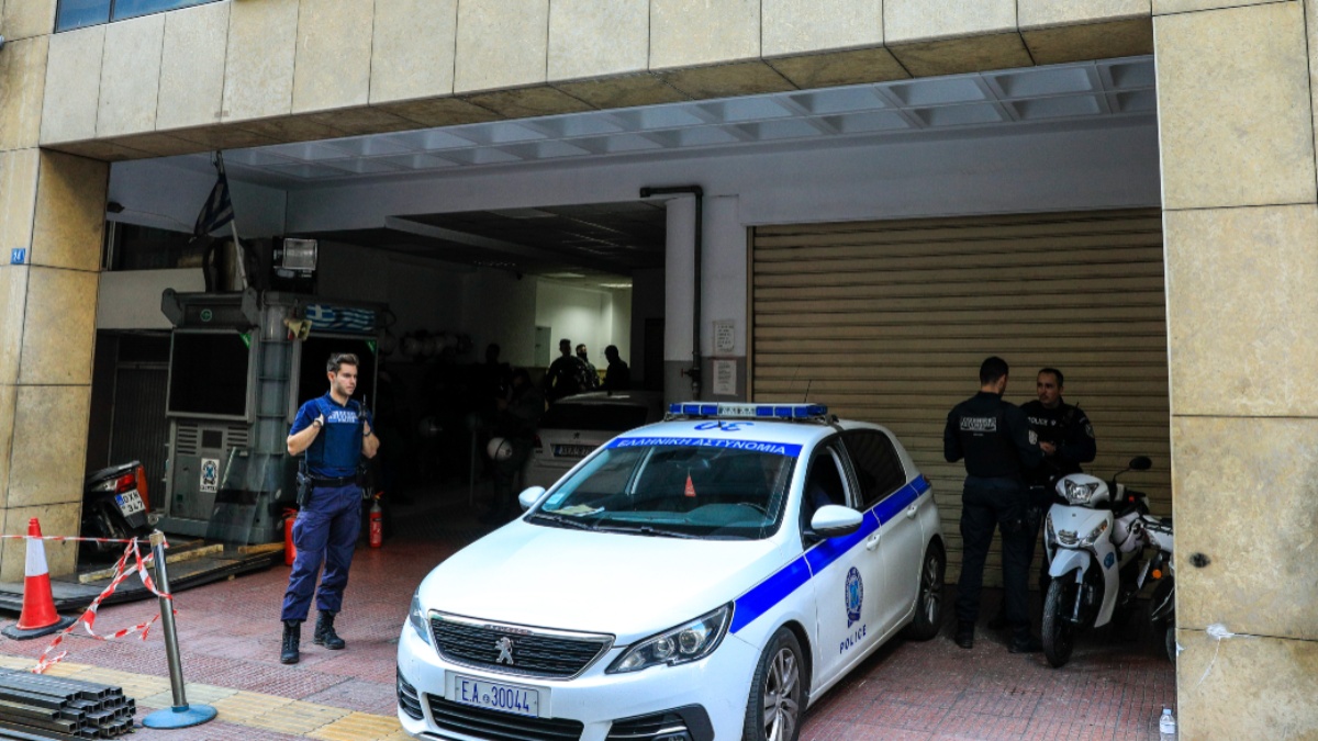 Μαινόμενος πολίτης εισέβαλε στο ΑΤ Κορωπίου και τραυμάτισε αστυνομικούς – Τον συνέλαβαν