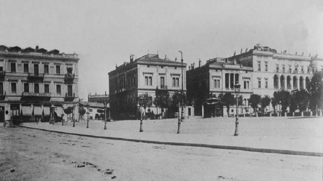 Κουίζ για την παλιά Αθήνα: Μπορείς να αναγνωρίσεις την πλατεία της φωτογραφίας;