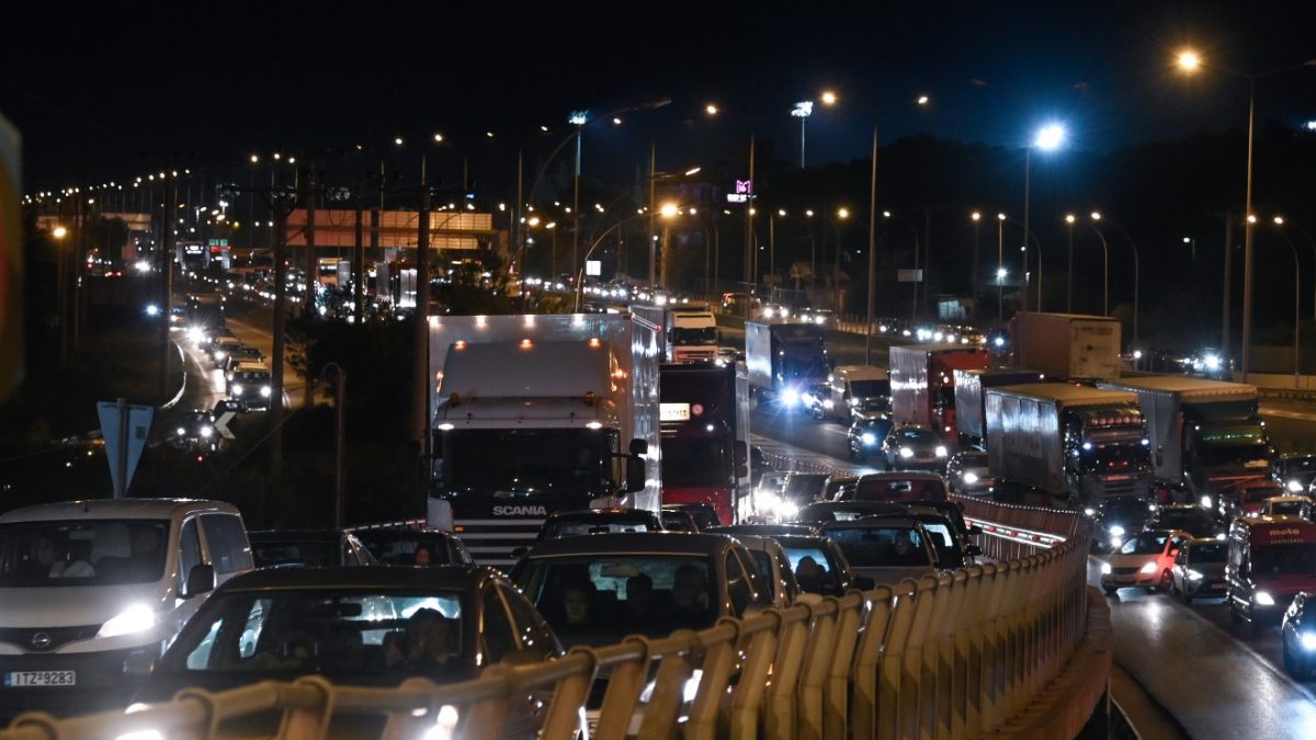 Συναγερμός στην Αθηνών-Κορίνθου: Ανατροπή νταλίκας και κλειστό το ρεύμα προς Κόρινθο