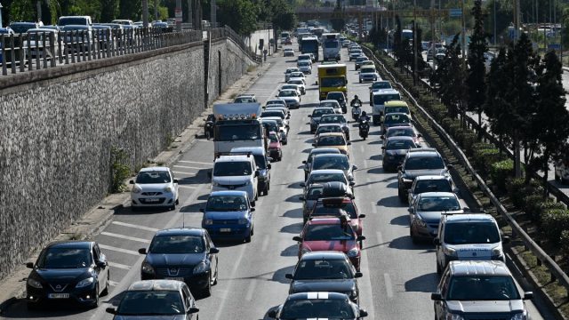 Καραμπόλα στην εθνική οδό Αθηνών-Λαμίας: Συγκρούστηκαν 4 οχήματα
