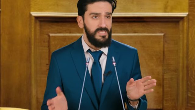«Διαδήλωσαν για να πάει ψηλά η Ελλάδα»: Ο Διονύσης Ατζαράκης σατιρίζει τη στάση του Κυριάκου Μητσοτάκη μετά τα συλλαλητήρια