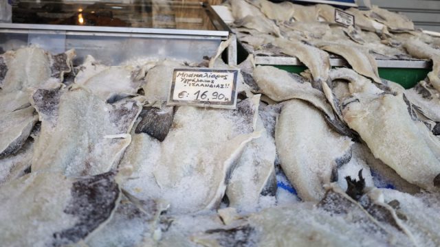 Ο «αλμυρός» μπακαλιάρος της 25ης Μαρτίου: Οι τιμές του τραπεζιού και οι… απομιμήσεις