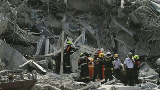 Φόβοι για εκατόμβη νεκρών από τον σεισμό στη Μιανμάρ – Θύματα και παγιδευμένοι στην Μπανγκόκ